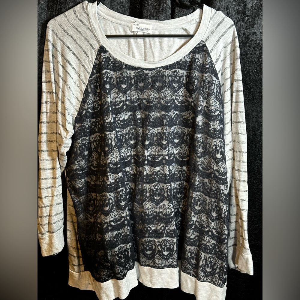 Women’s longsleeve sweater.